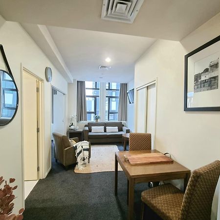 Urban Deco Apartment On Queen Street Оукланд Стая снимка