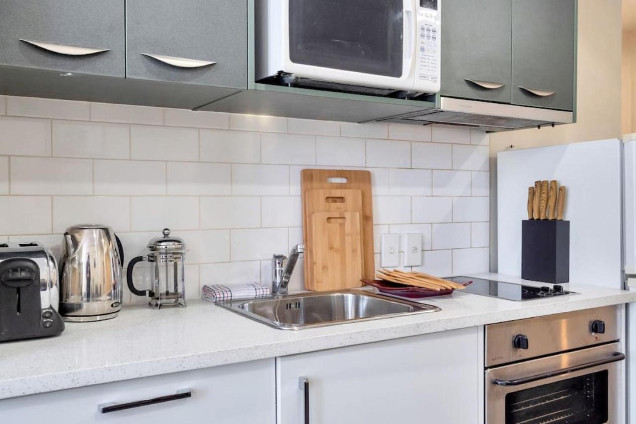 Urban Deco Apartment On Queen Street Оукланд Екстериор снимка