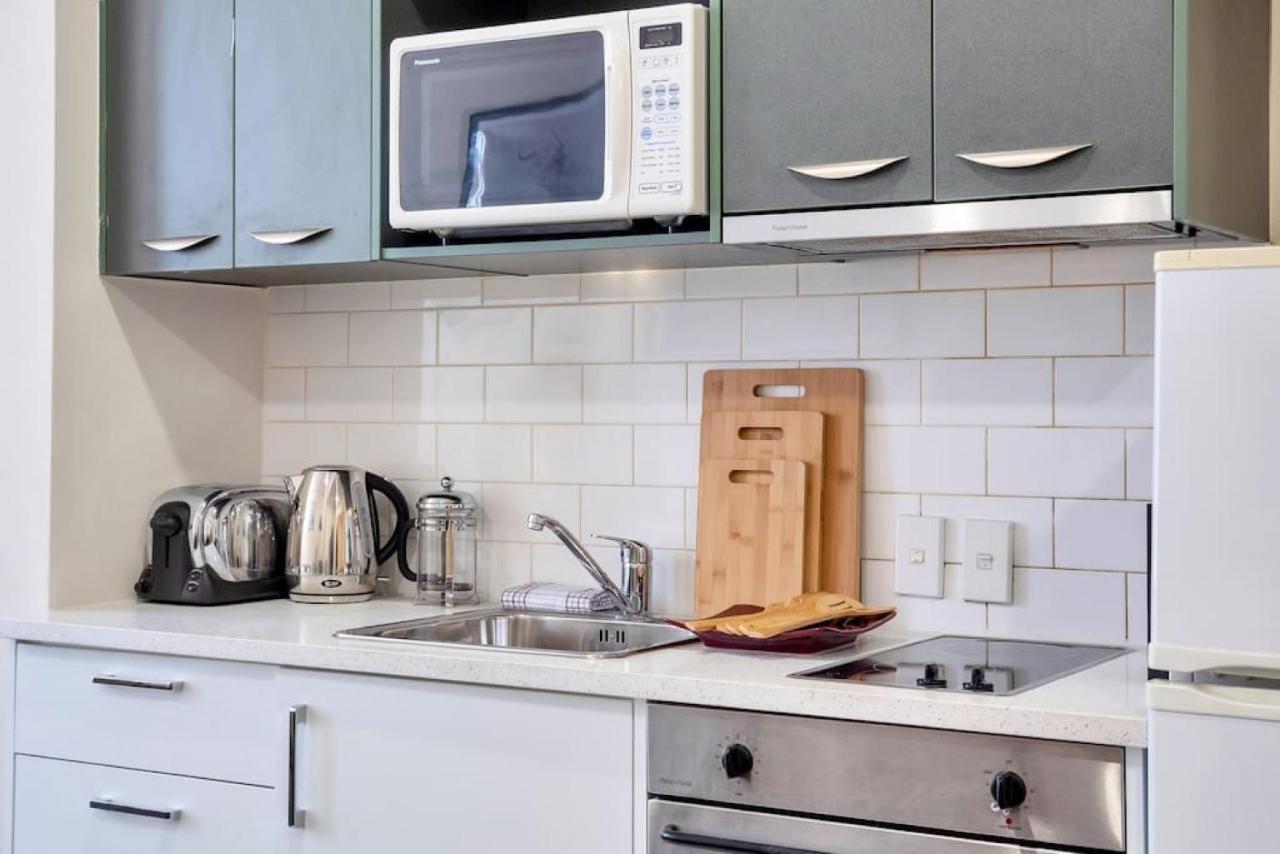 Urban Deco Apartment On Queen Street Оукланд Екстериор снимка