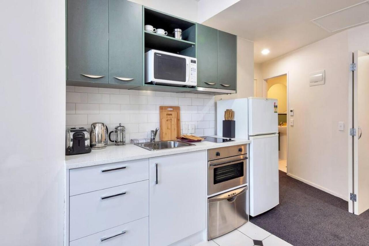 Urban Deco Apartment On Queen Street Оукланд Екстериор снимка
