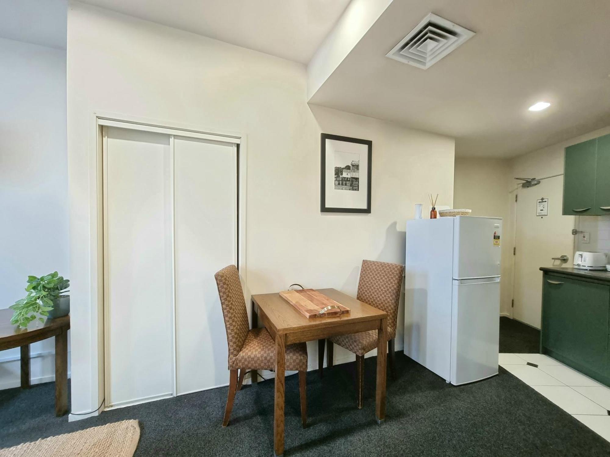 Urban Deco Apartment On Queen Street Оукланд Стая снимка