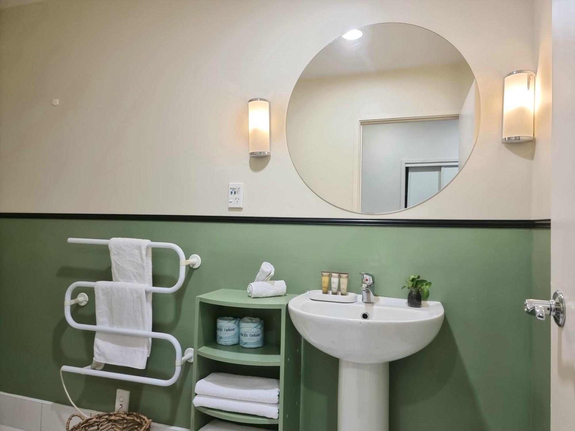 Urban Deco Apartment On Queen Street Оукланд Стая снимка