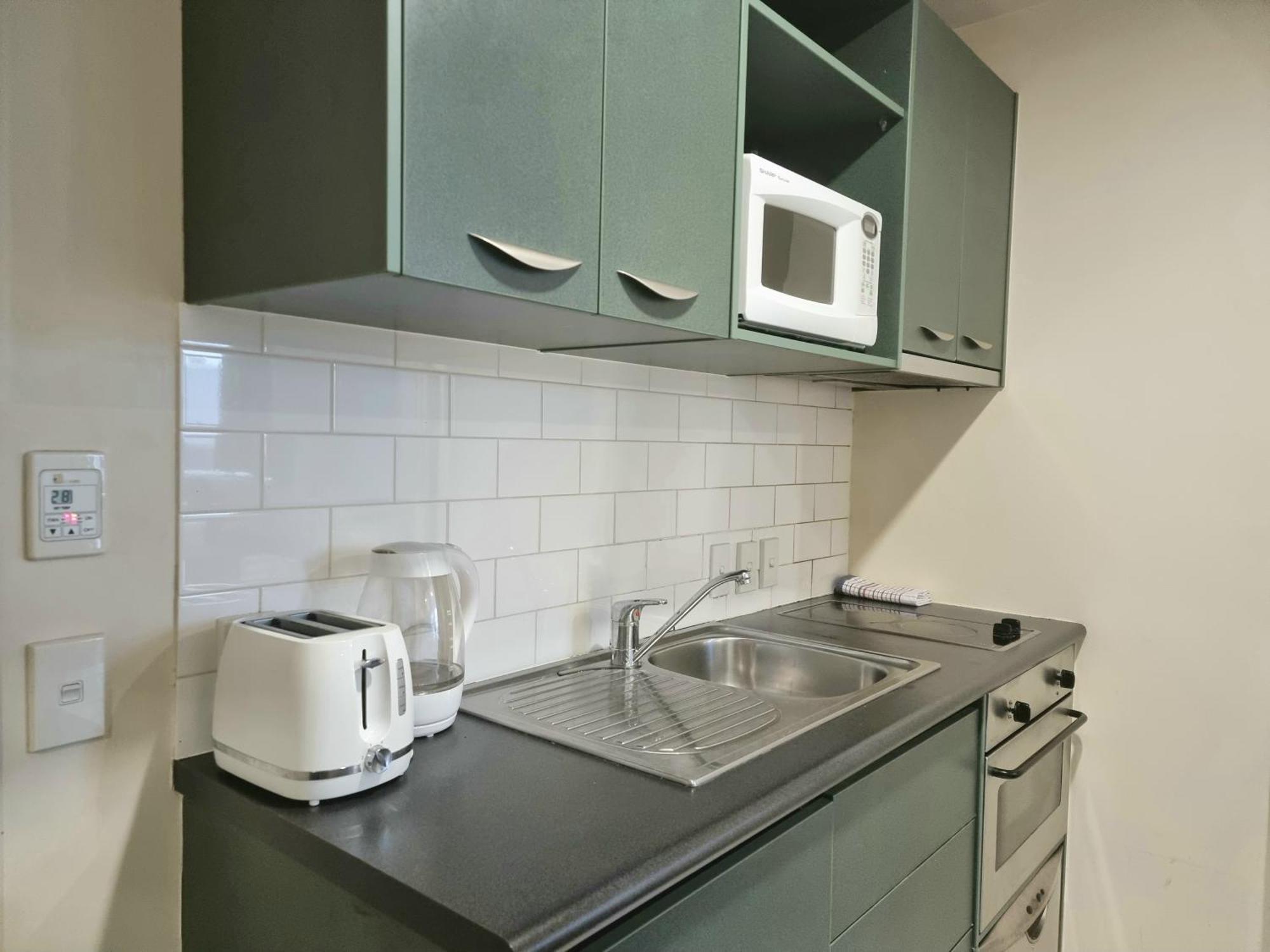 Urban Deco Apartment On Queen Street Оукланд Стая снимка