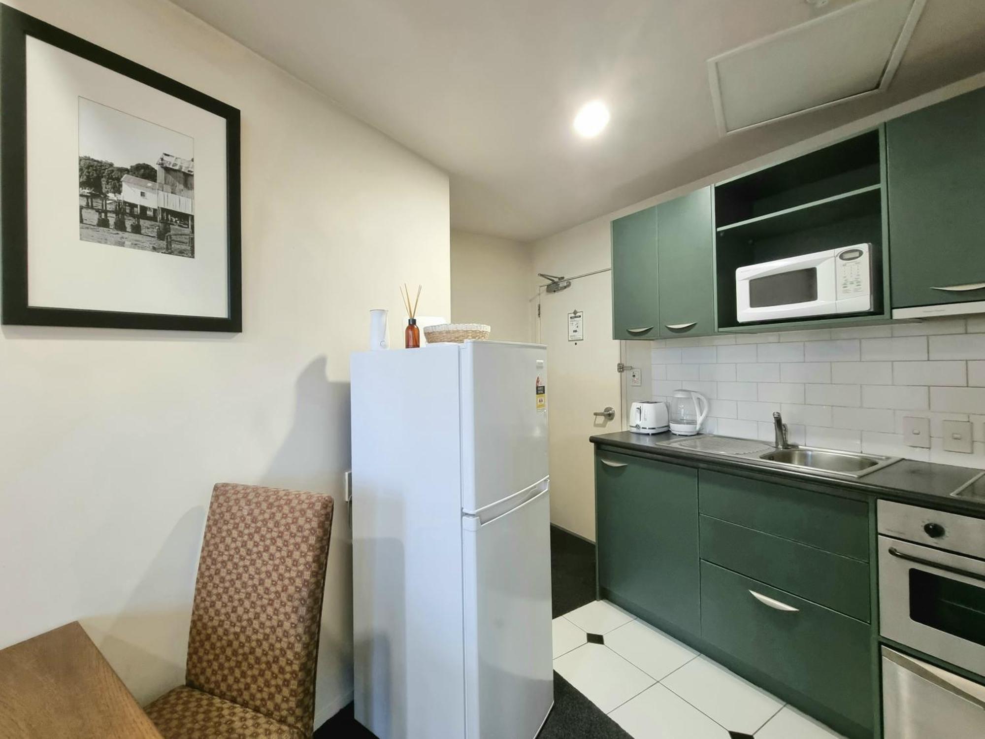 Urban Deco Apartment On Queen Street Оукланд Стая снимка