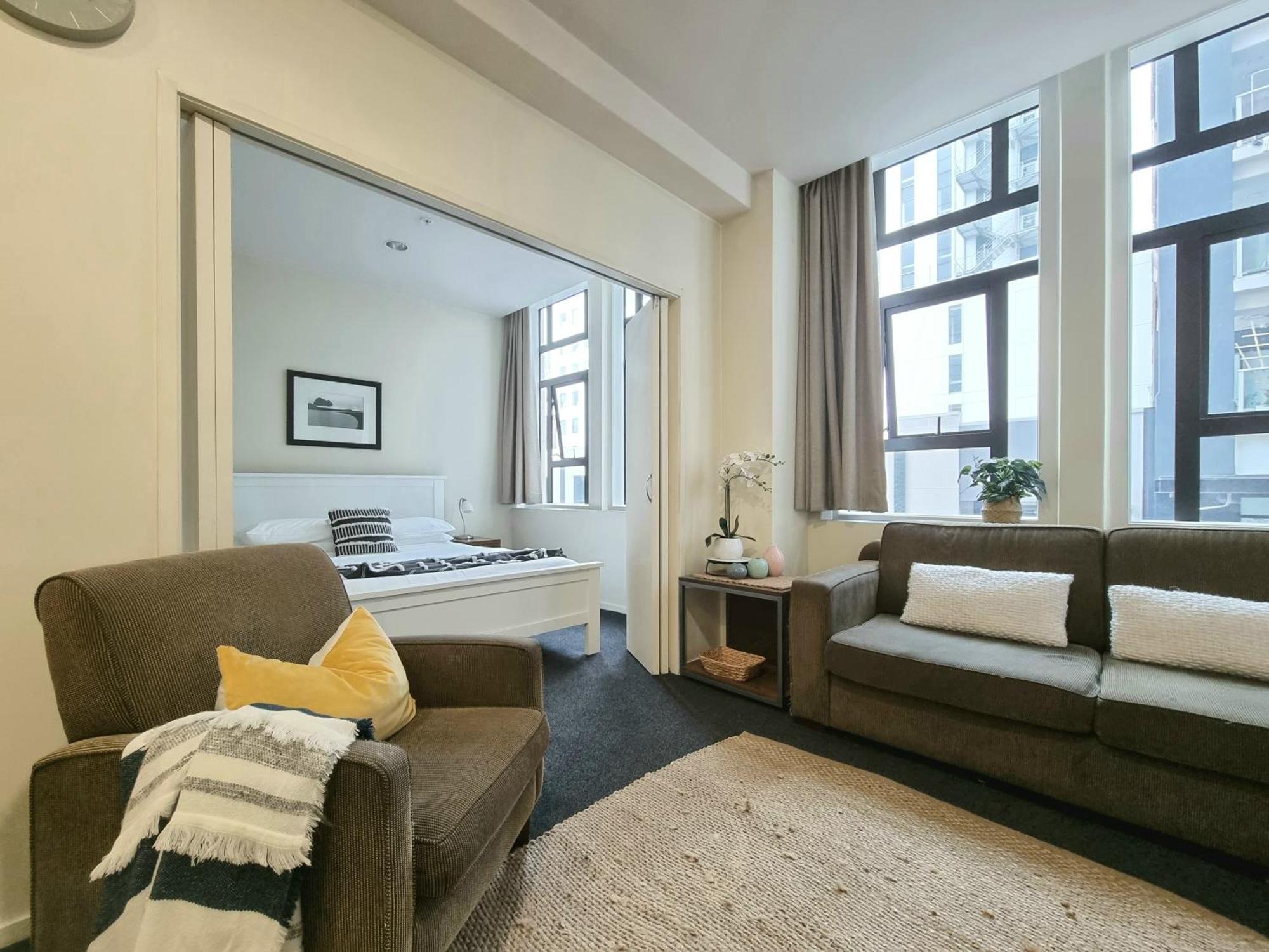 Urban Deco Apartment On Queen Street Оукланд Стая снимка