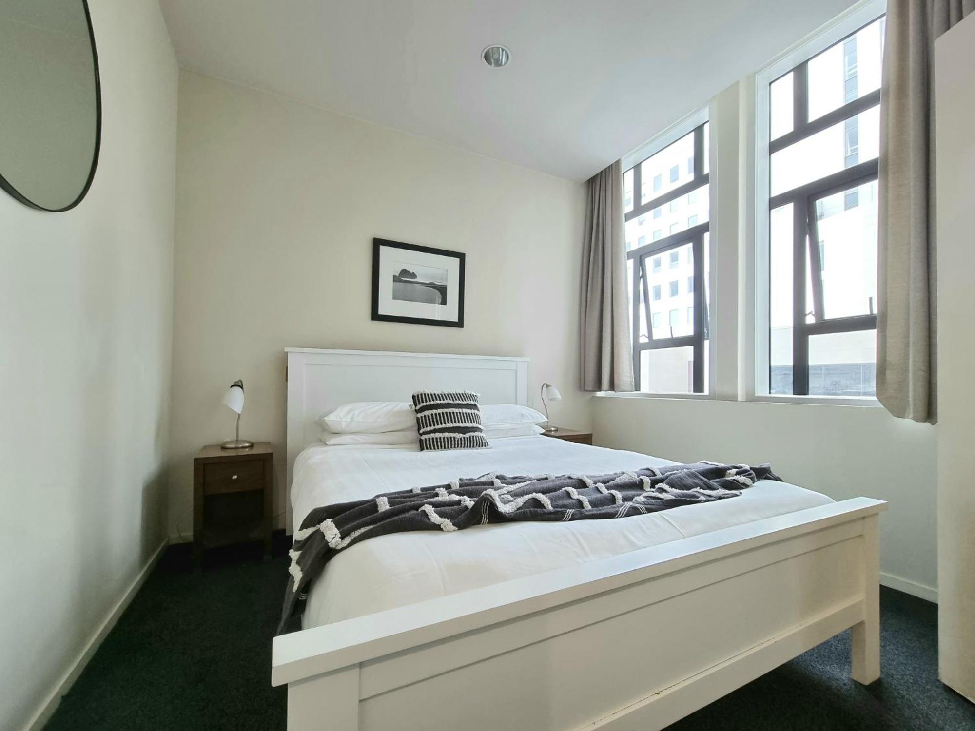 Urban Deco Apartment On Queen Street Оукланд Стая снимка