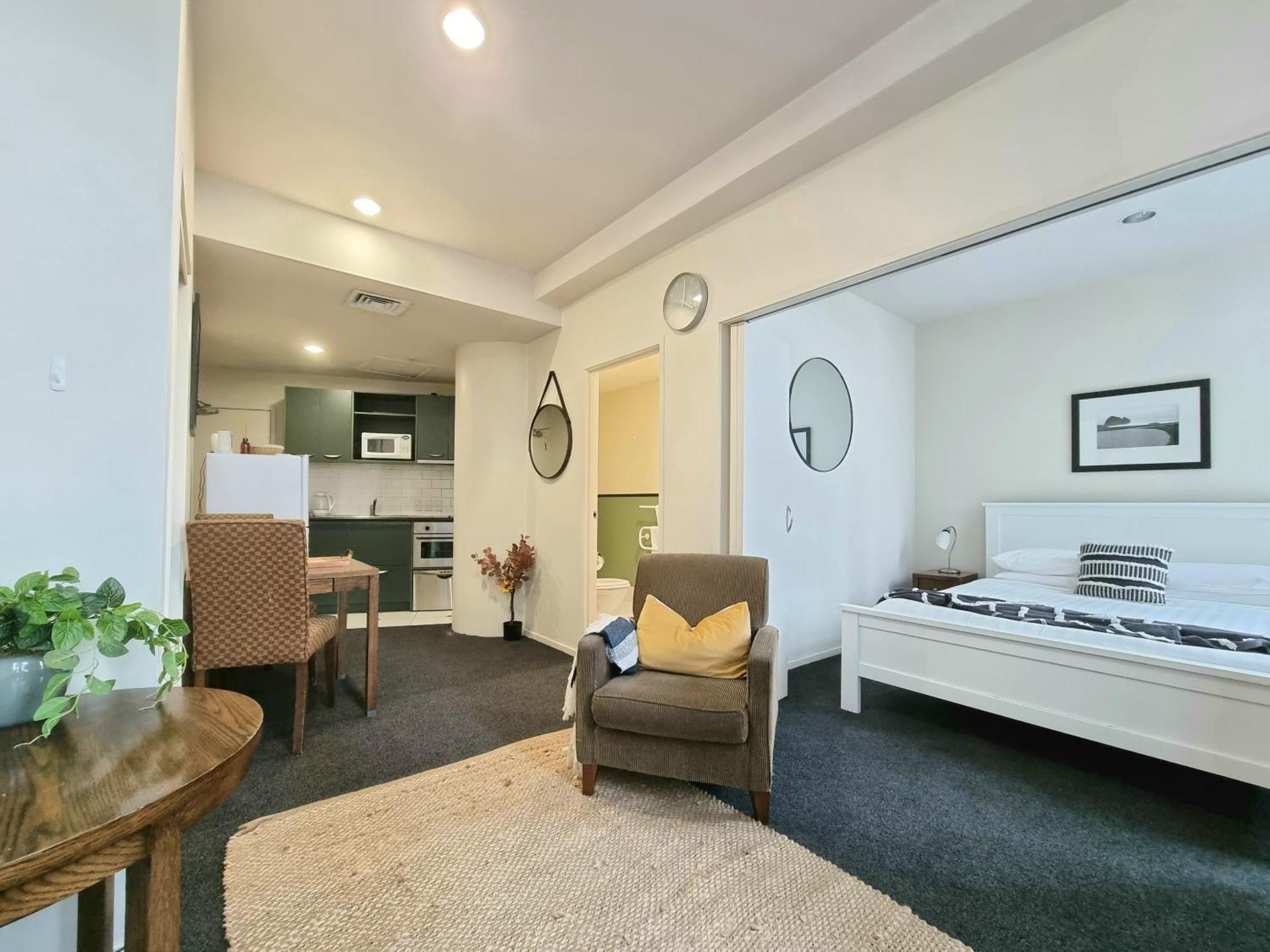 Urban Deco Apartment On Queen Street Оукланд Стая снимка