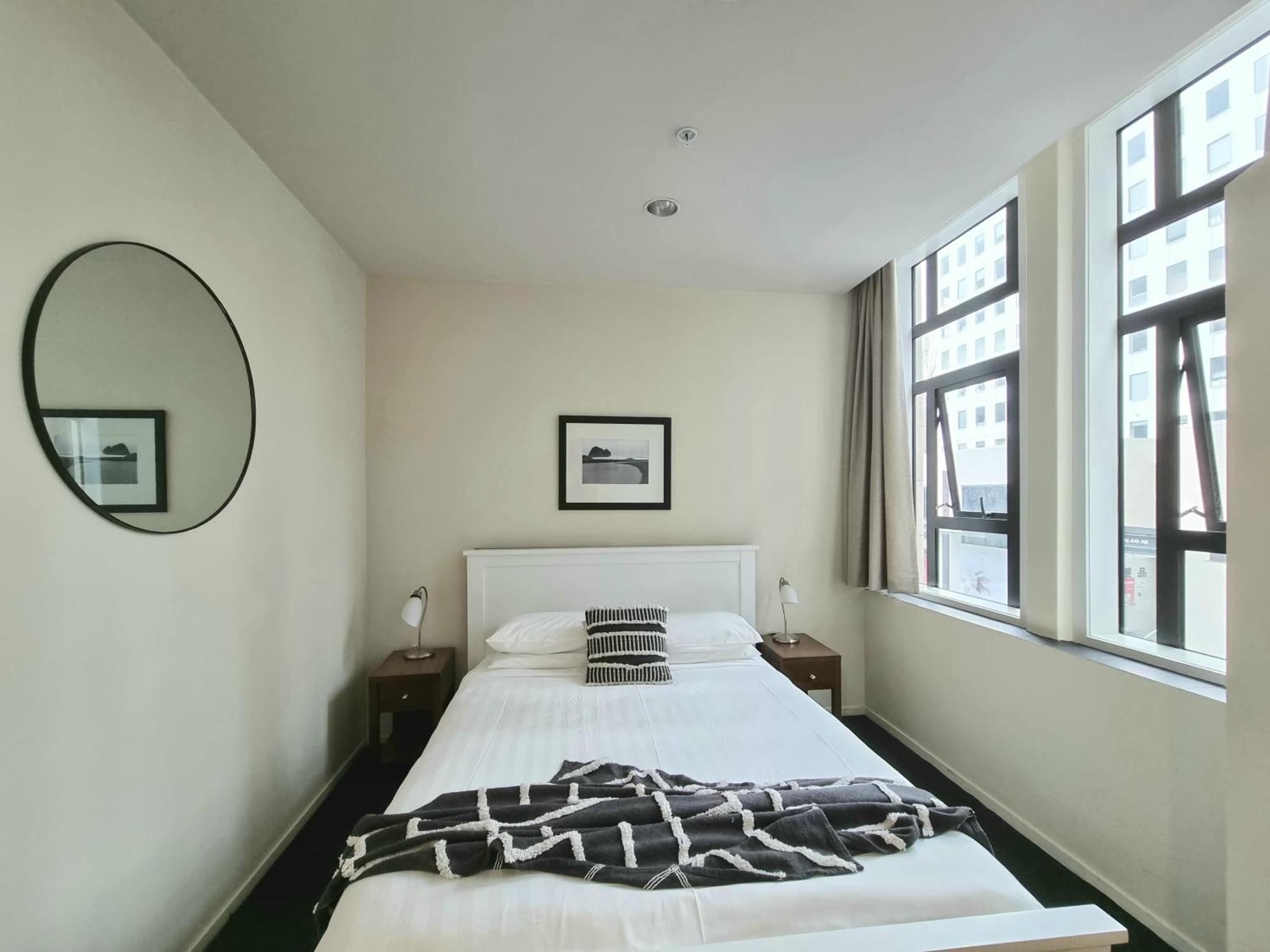 Urban Deco Apartment On Queen Street Оукланд Стая снимка
