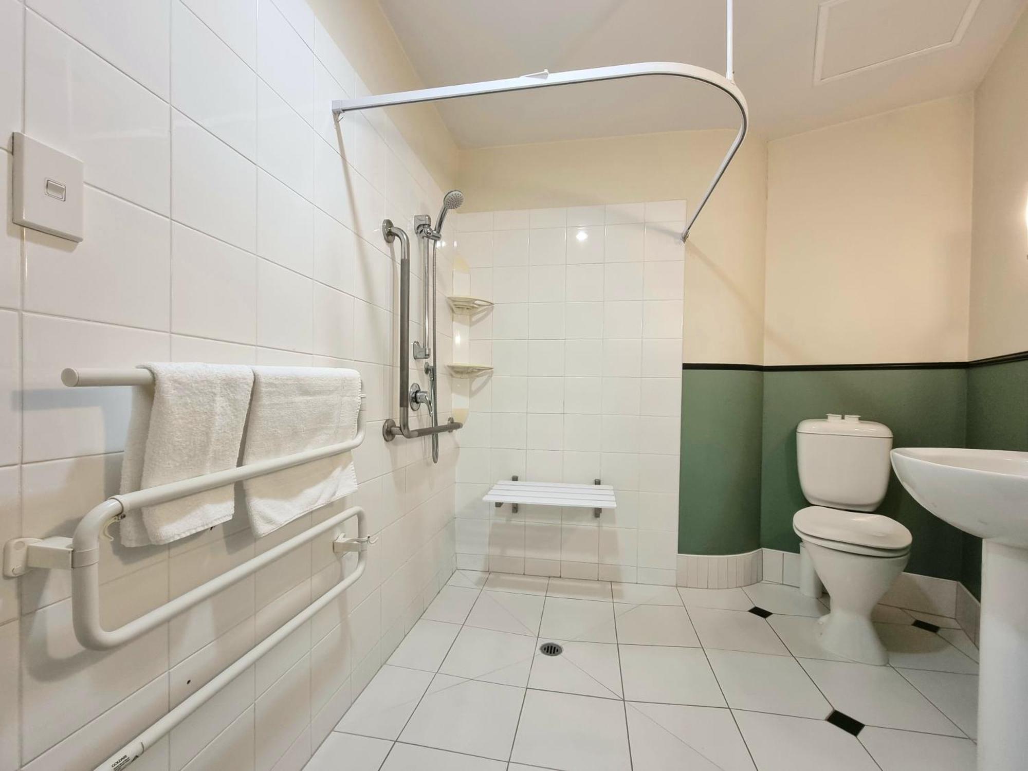 Urban Deco Apartment On Queen Street Оукланд Стая снимка