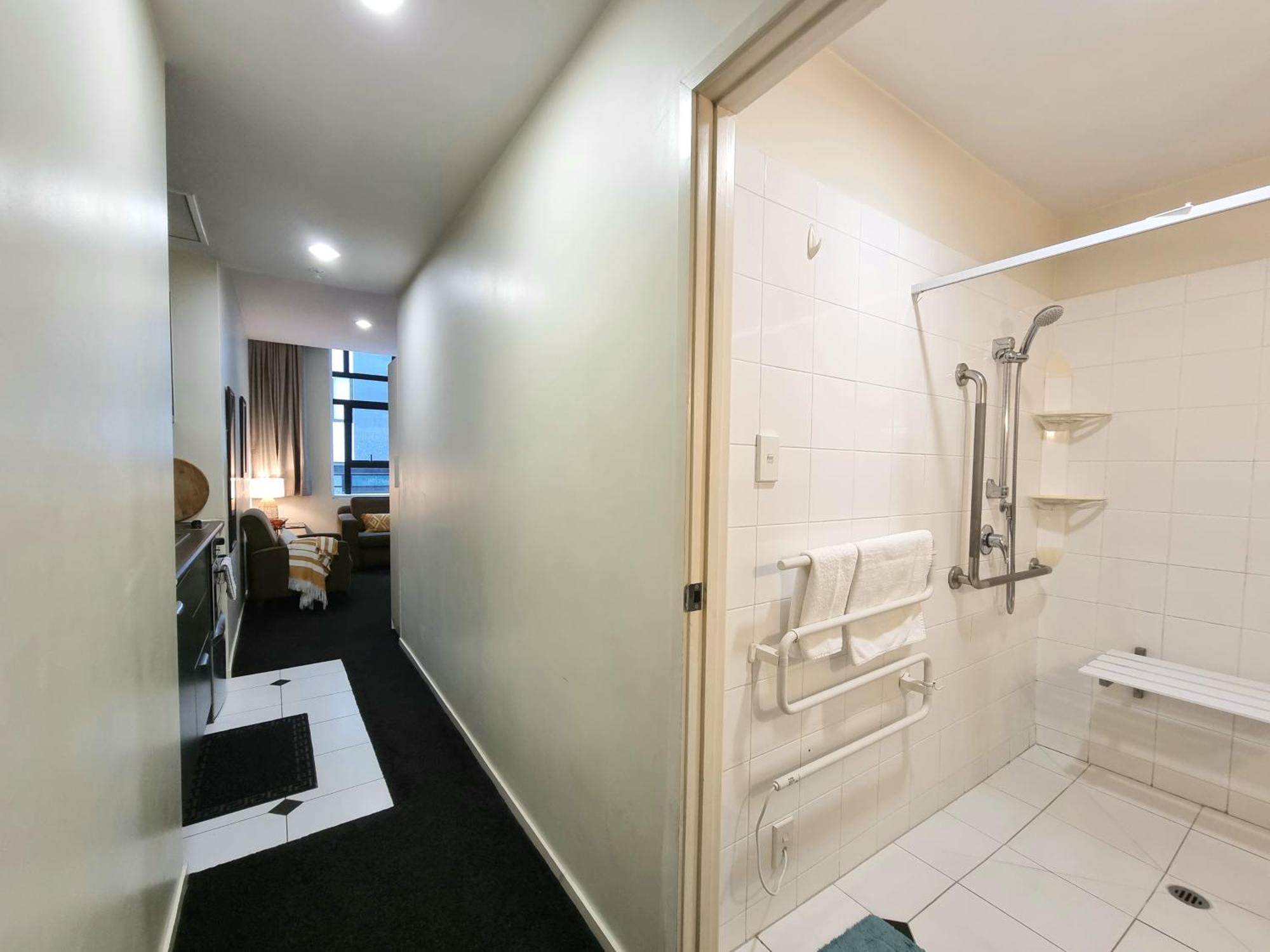 Urban Deco Apartment On Queen Street Оукланд Стая снимка