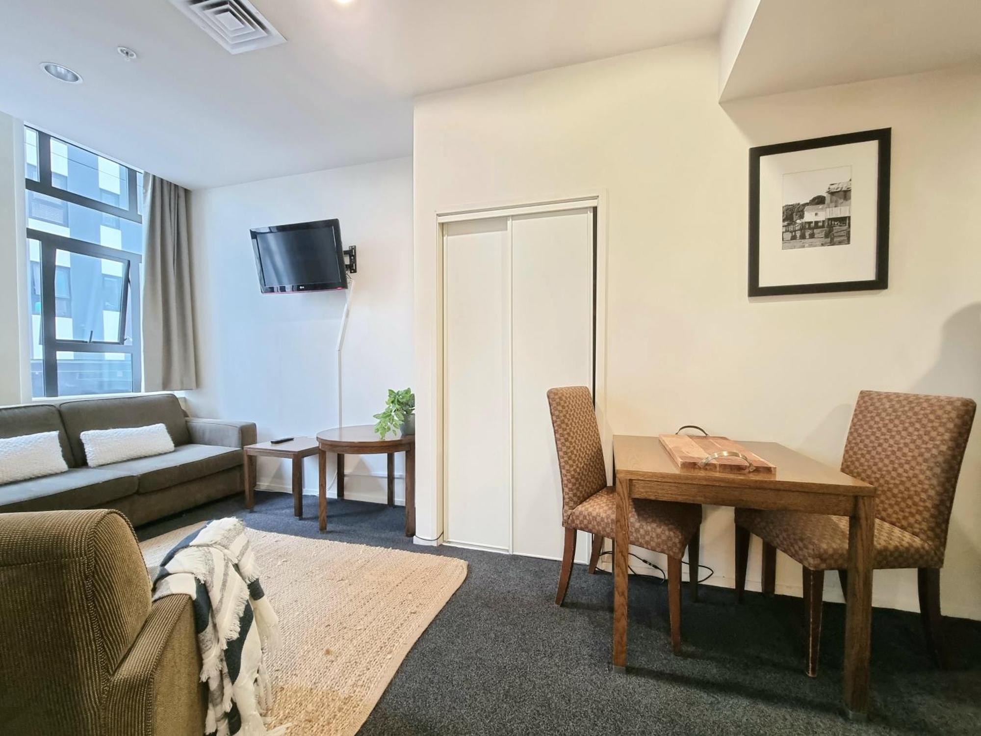 Urban Deco Apartment On Queen Street Оукланд Стая снимка
