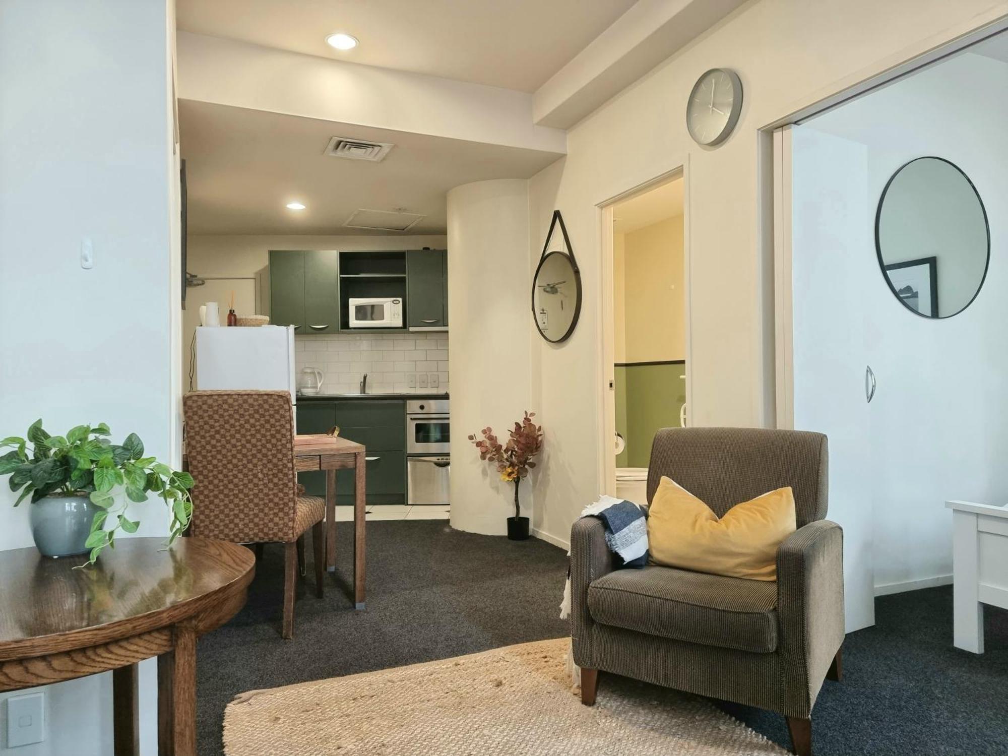 Urban Deco Apartment On Queen Street Оукланд Стая снимка