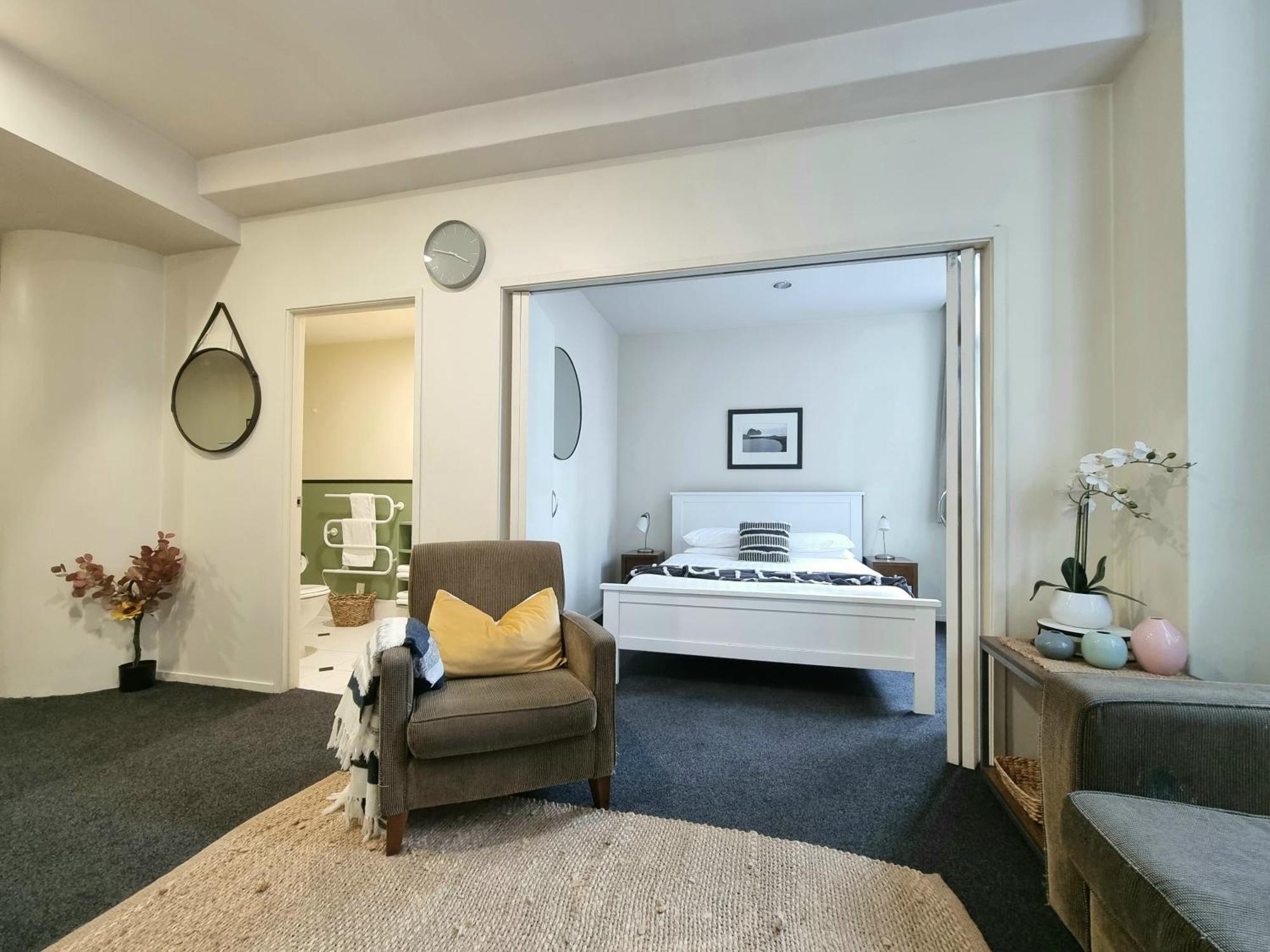 Urban Deco Apartment On Queen Street Оукланд Стая снимка