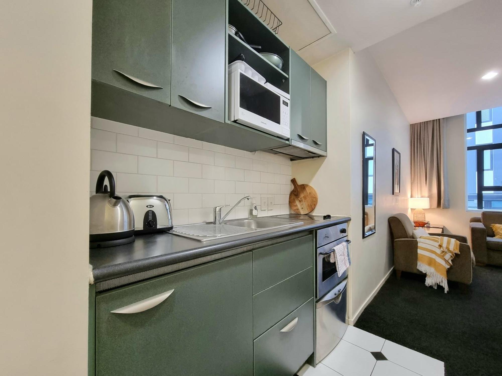 Urban Deco Apartment On Queen Street Оукланд Стая снимка