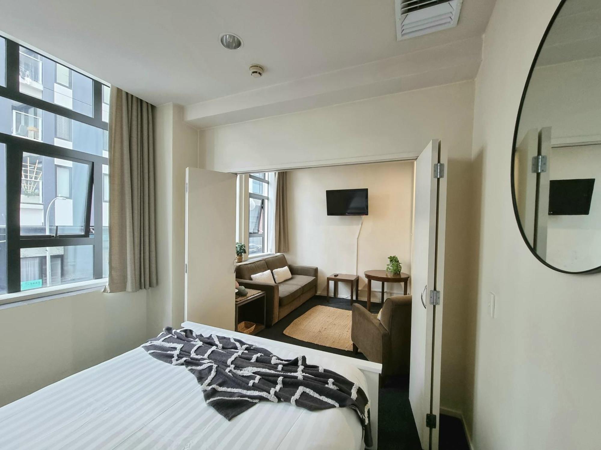 Urban Deco Apartment On Queen Street Оукланд Стая снимка