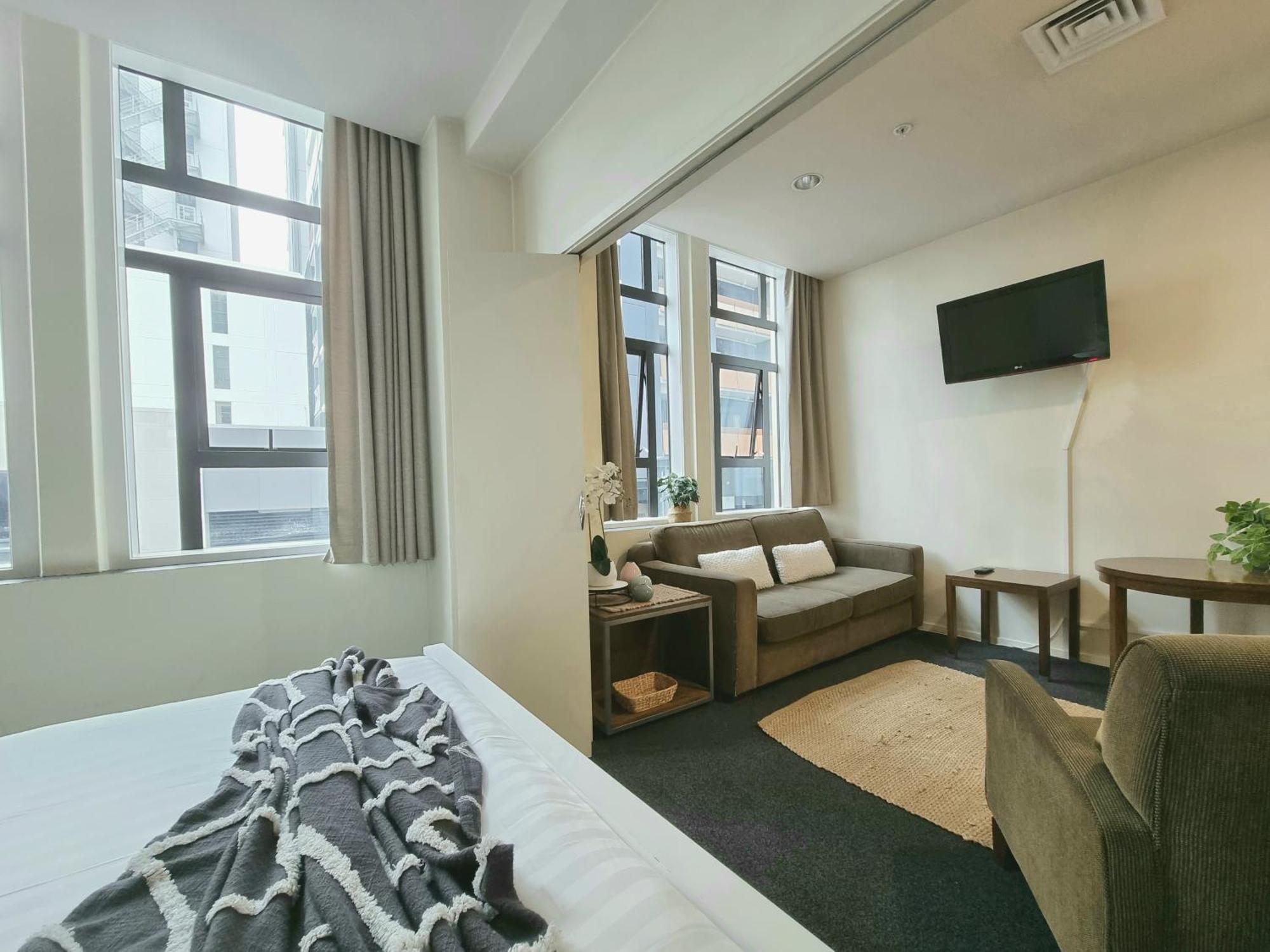 Urban Deco Apartment On Queen Street Оукланд Стая снимка