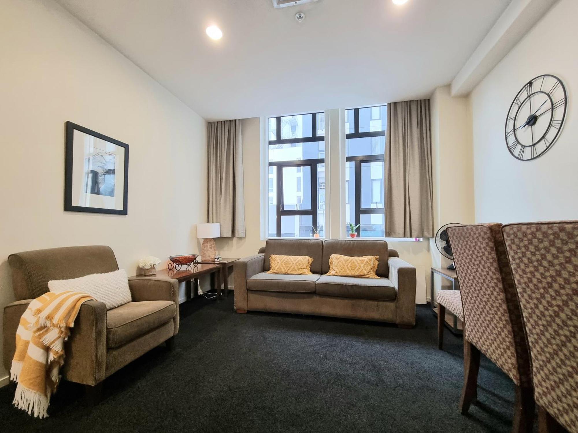 Urban Deco Apartment On Queen Street Оукланд Стая снимка