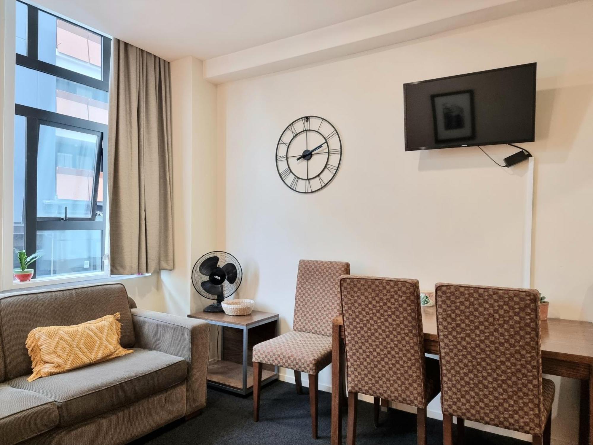 Urban Deco Apartment On Queen Street Оукланд Стая снимка