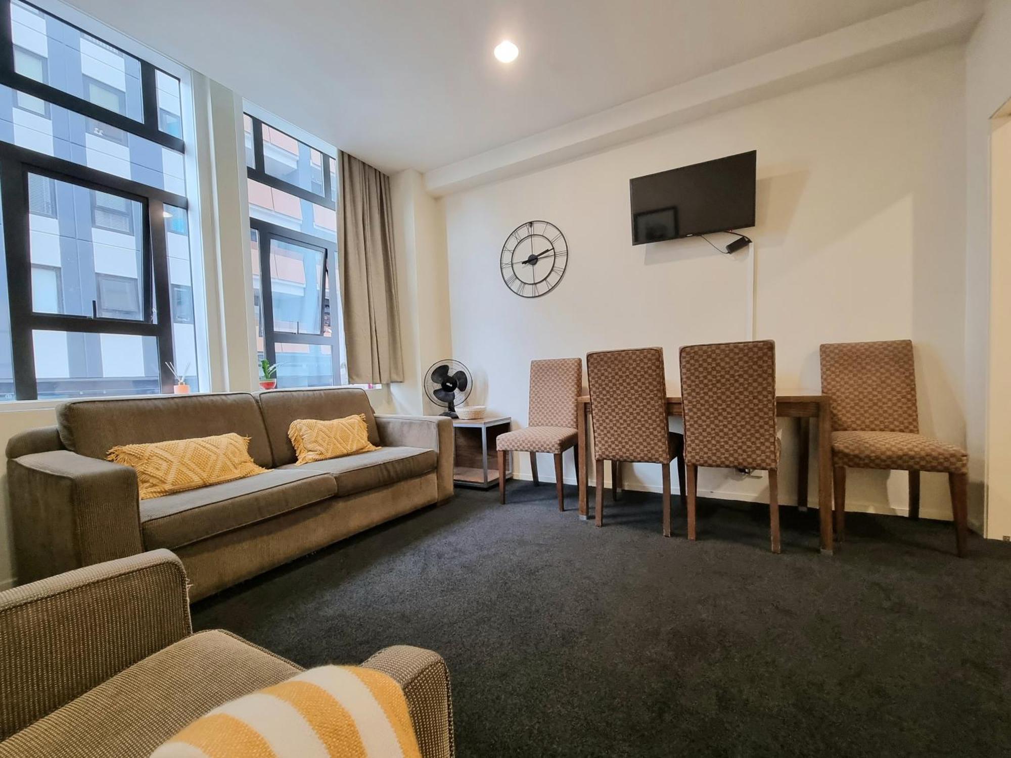 Urban Deco Apartment On Queen Street Оукланд Стая снимка